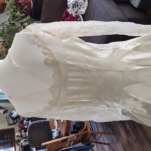Saks Fifth Avenue 1940s Era Wedding Dress. Liquid Satin - Picture 5 of 17